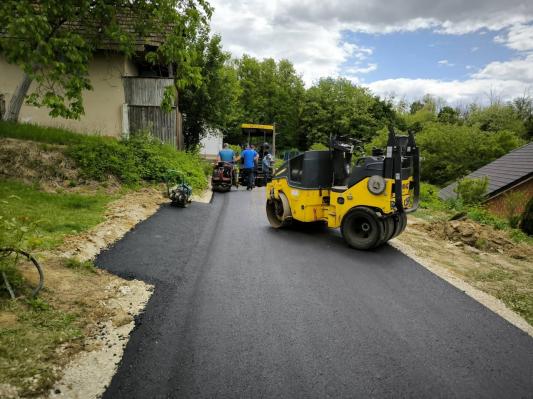 FOTO: V tej pomurski občini začeli asfaltiranja na več odsekih