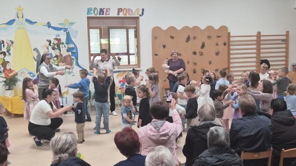 Poseben dan za vnuke in stare starše v vrtcu Lavra