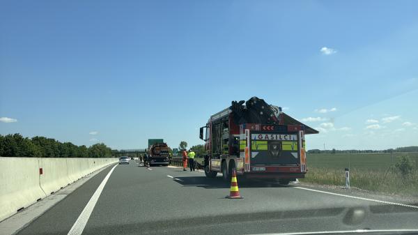 Tovornjak prebil ograjo in poškodoval rezervoar za gorivo