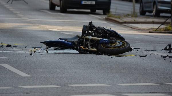 Pri Gornji Radgoni trčila osebno vozilo in kolo z motorjem