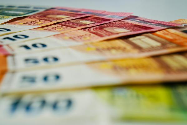 Na račune prihaja lepo nakazilo: preverite, kdo ga bo prejel