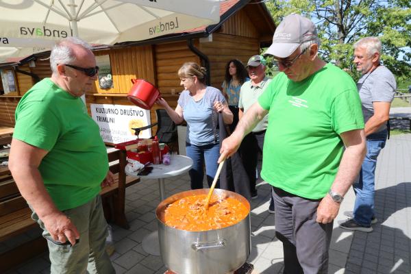 FOTO: Pri Vinariumu dišalo po perecih in domačem pasulju