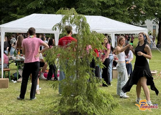 FOTO: Po tradicionalni četvorki še druženje maturantov v mestnem parku