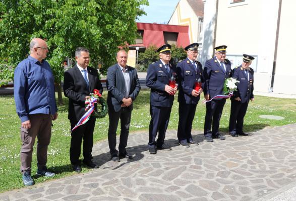 FOTO: V Lendavi ob kipu Svetega Florijana položili vence in sveče