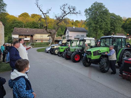 FOTO: Na Goričkem blagoslovili traktorje