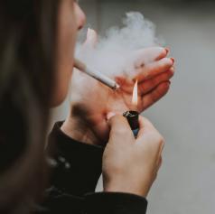 Začne se iz radovednosti, konča z zasvojenostjo: Opozorilo za starše in mladostnike