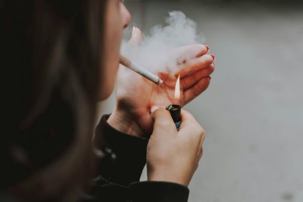Začne se iz radovednosti, konča z zasvojenostjo: Opozorilo za starše in mladostnike