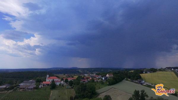 FOTO: Pozor! Pomurju se približujejo nevihte s točo, izdano vijolično opozorilo