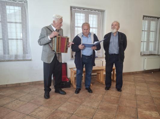 FOTO: 91-letni glasbenik v Turnišču navdušil z istrsko glasbeno dediščino