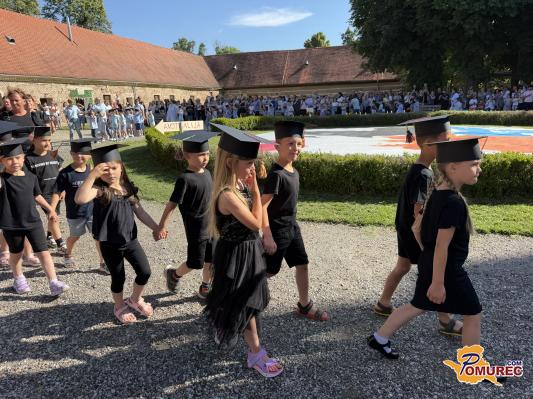 FOTO in VIDEO: Mini maturanti v Rakičanu pomahali vrtcu v slovo
