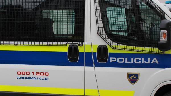 Pomurski policisti odvzeli mladoletno osebo in pridržali 14 tujcev