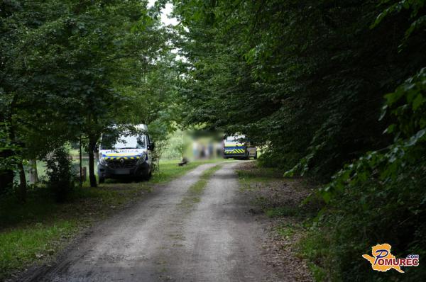 FOTO: Moški v Pomurju med ribolovom odšel plavat, nato izginil pod gladino