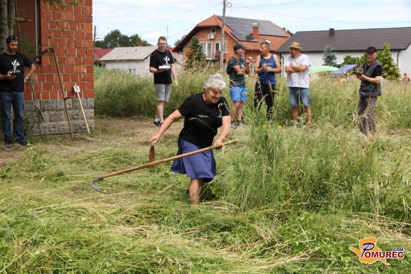 FOTO: V Gornjem Lakošu znova oživela tradicija košnje z ročno koso