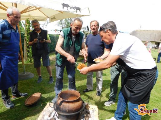 FOTO: V Filovcih je zadišalo po srbski specialiteti »ženitveni kupus«