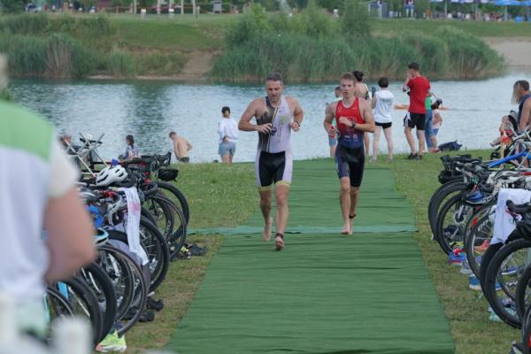 VIDEO: Tekmovalci kljub vročini navdušili na triatlonu ob Soboškem jezeru