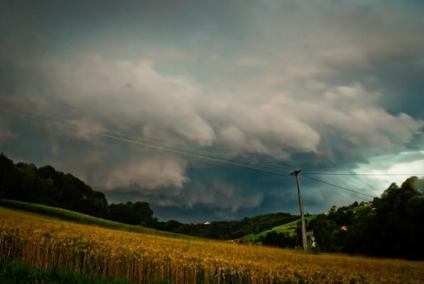 Kaj se je dogajalo nad Pomurjem? ARSO razkril podrobnosti burnega vremenskega dogajanja