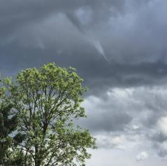 VIDEO: Nenavaden prizor na nebu nad Pomurjem, oblak spominjal na tornado
