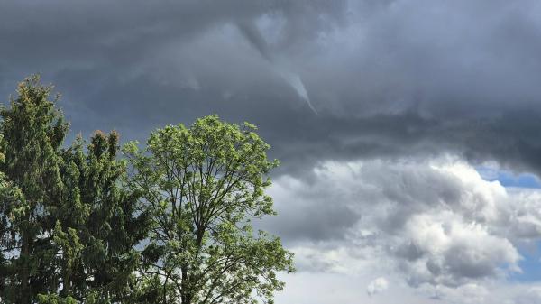 VIDEO: Nenavaden prizor na nebu nad Pomurjem, oblak spominjal na tornado