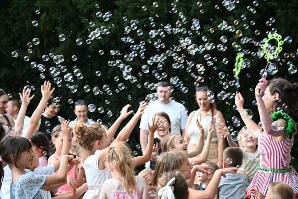 FOTO in VIDEO: Dr. Ulooźe z družinsko predstavo nasmejal in ganil občinstvo