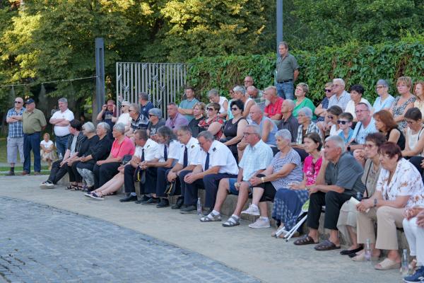FOTO: Ob dnevu državnosti v Lendavi zazveneli glasba, ples in spomin na osamosvojitev