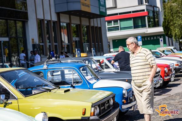 FOTO in VIDEO: Starodobna vozila in tehnika v središču mesta pričarala nostalgično vzdušje