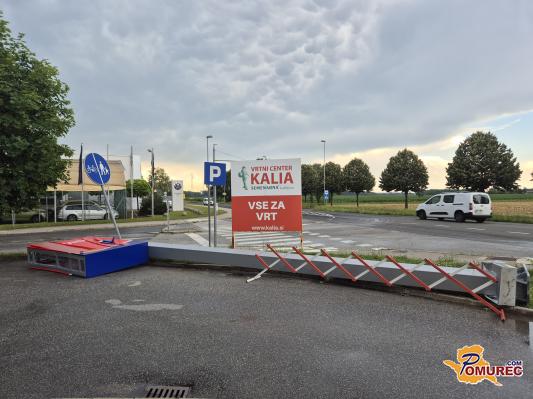 FOTO: Močan veter v Murski Soboti odtrgal znak Petrola in poškodoval dve vozili