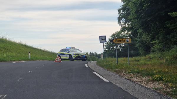 Voznik zapeljal na nasprotno stran, pri trčenju utrpel hude poškodbe