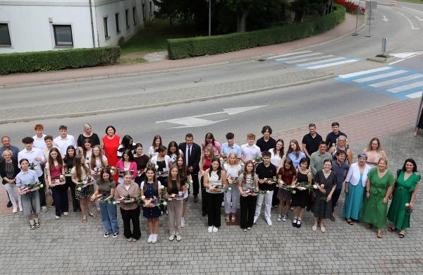 FOTO: V Lendavi sprejeli najuspešnejše učence, ki so prejeli posebne Županove petice