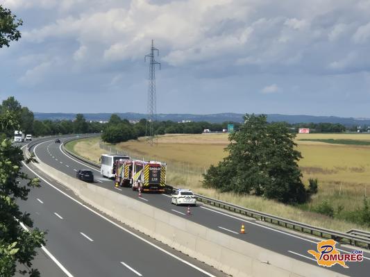 FOTO in VIDEO: Vozniki, previdno! Na pomurski avtocesti zagorel avtobus, promet je oviran