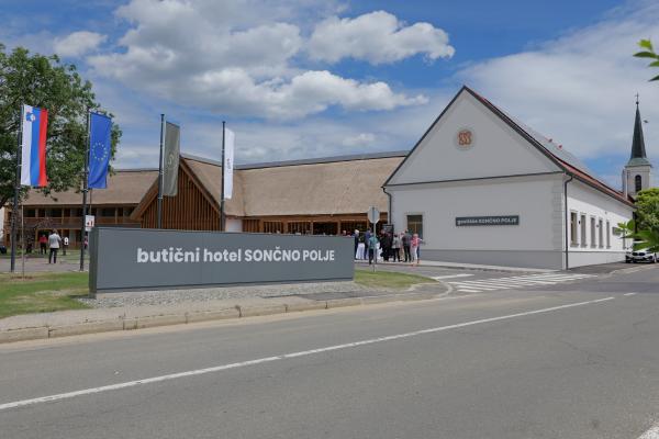Hotel Sončno polje dokazuje: Lesena gradnja ni rezervirana le za družinske hiše