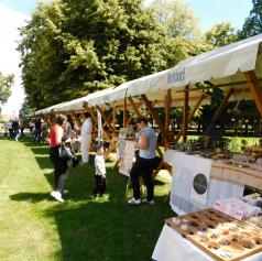 FOTO: V beltinskem parku so družine uživale v pikniku in rokodelskem sejmu 