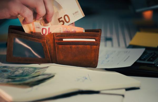 Na račune več, v denarnici manj. To razkrivajo novi podatki