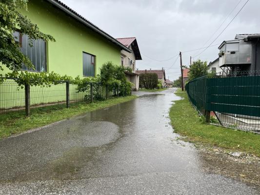 FOTO: Močan dež povzroča težave tudi v Pomurju, poplavljene ceste in objekti