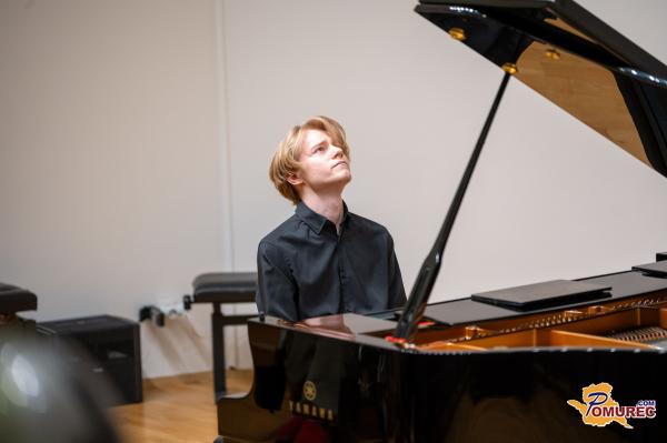 FOTO in VIDEO: Mladi pianist v Murski Soboti navdušil občinstvo