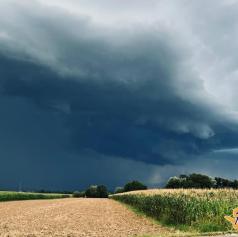 Meteorologi za Pomurje prižgali oranžni alarm: Glavno grožnjo bo predstavljal veter