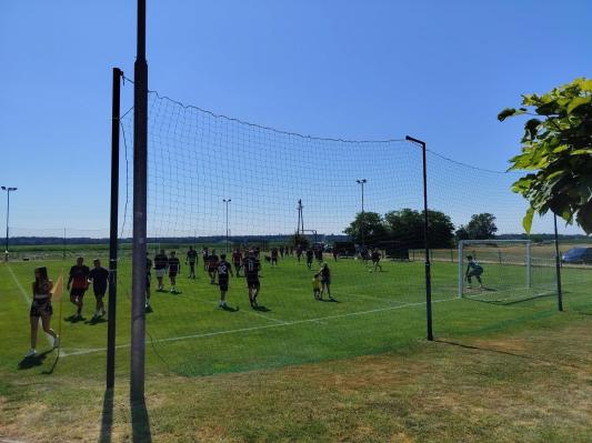 FOTO: V Ivancih pripravili tekmovanje v bosonogem streljanju penalov