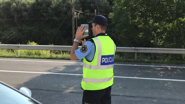 Pomurski policisti izmerili neverjetno hitrost, skozi naselje s kar 118 km/h