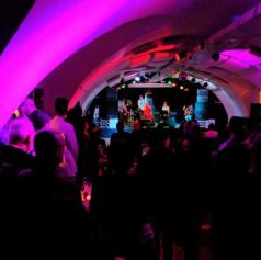 Današnji koncert Poletja v mestu se zaradi slabe vremenske napovedi seli na drugo lokacijo