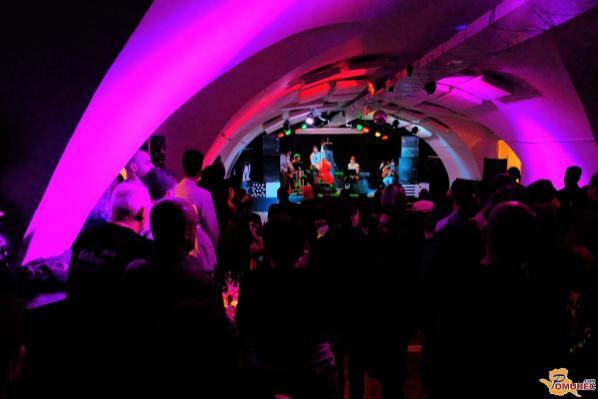 Današnji koncert Poletja v mestu se zaradi slabe vremenske napovedi seli na drugo lokacijo