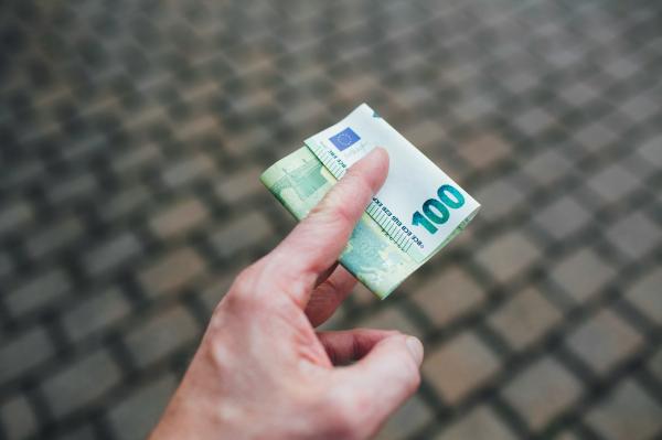 Na račune številnih Slovencev prihaja povprečno 826 evrov, preverite kdaj