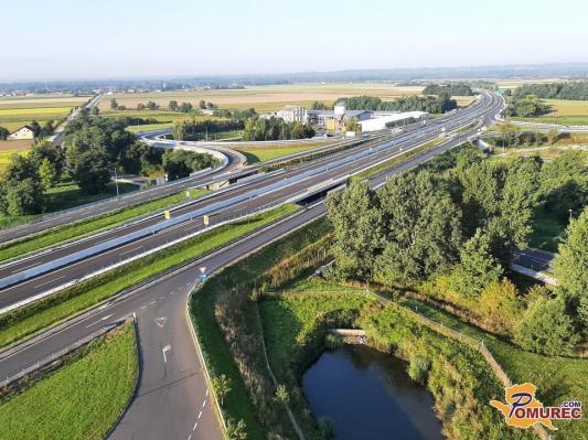 Na Pomurski avtocesti vozilo zgrmelo v jarek, ena oseba poškodovana