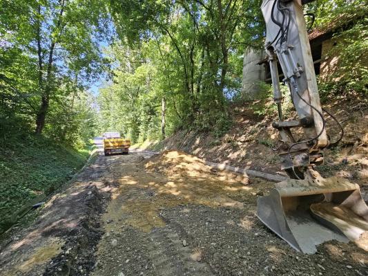 FOTO: Ste opazili gradbene stroje? Na tej cesti poteka pomembna obnova
