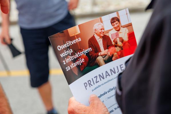 Osvežitvene vožnje za starejše voznike 2026: Naj varnost ne bo omejena s številko