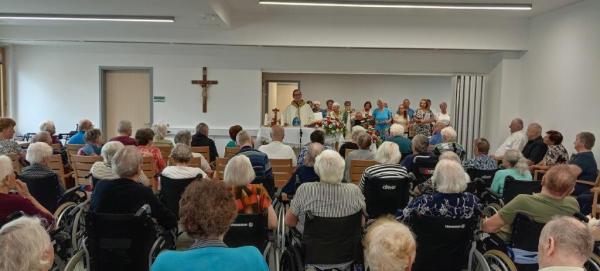 FOTO: Murskosoboški škof Janez Kozinc obiskal stanovalce Doma starejših Rakičan