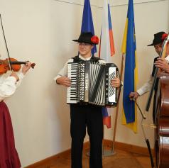 FOTO in VIDEO: V Beltincih odprli 54. mednarodni folklorni festival, letos v ospredju maske in maskiranje