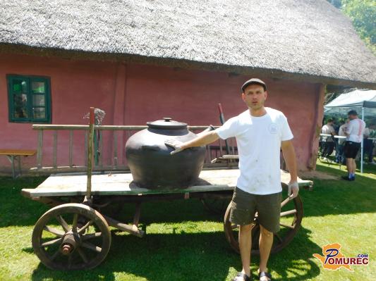 FOTO: To je družina iz Pomurja, ki je ustvarila 220-litrsko keramično posodo za bograč 