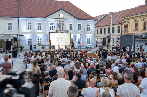 FOTO: Na Glavnem trgu v Ljutomeru slavnostno podelili maturitetna spričevala generaciji 2026