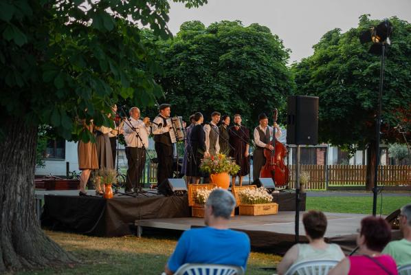 FOTO: Folkloristi po uspešnem koncertu pripravljeni na gostovanje v Kanadi