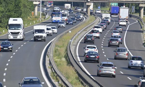 Pred nami eden najbolj prometnih koncev tedna, kje pričakovati največ gneče?