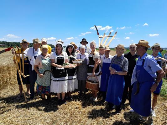 FOTO: Kmečki bal v Logarovcih povezal 16 vasi in obudil stare običaje